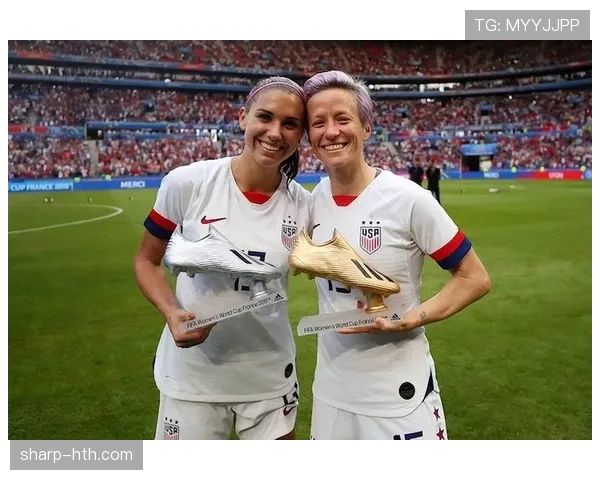 梅根·拉皮诺在游艇上啃外卖，这反差把我看懵了